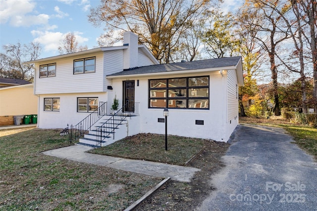 view of front of house with a front lawn