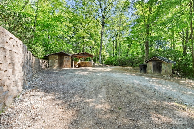 view of yard featuring an outdoor structure