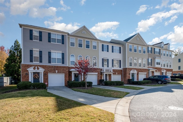 multi unit property featuring a front yard