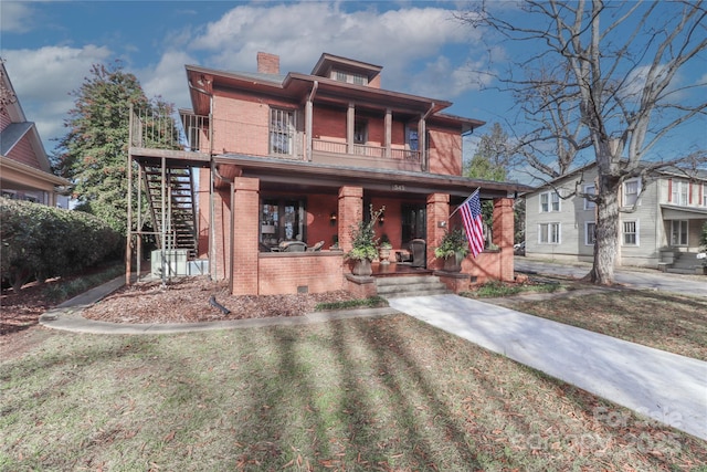 view of front of property featuring covered porch and a front lawn