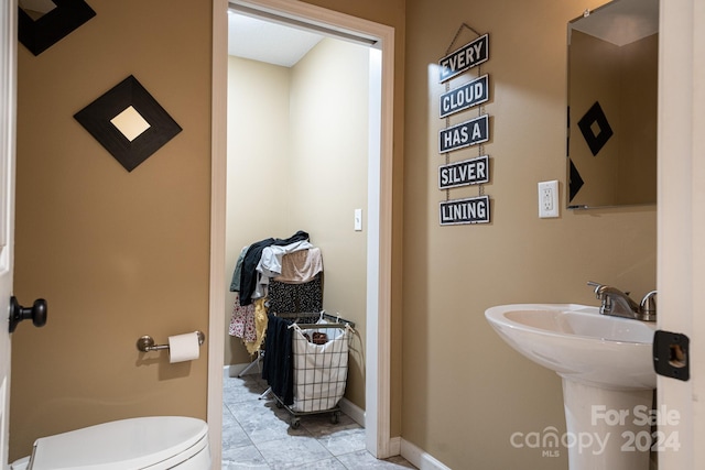 bathroom featuring toilet and sink