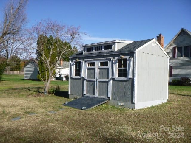 view of outdoor structure featuring a yard