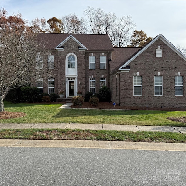 view of front of property featuring a front yard