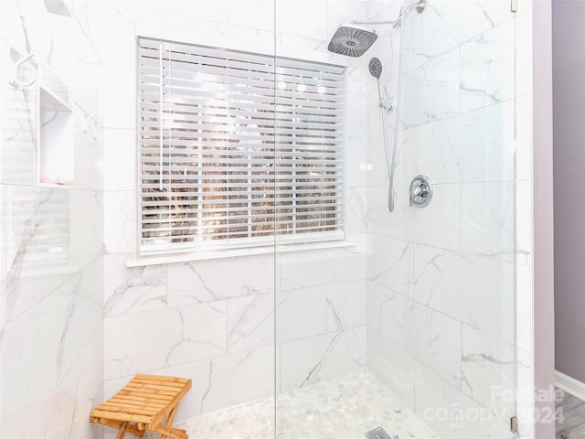 bathroom featuring a tile shower