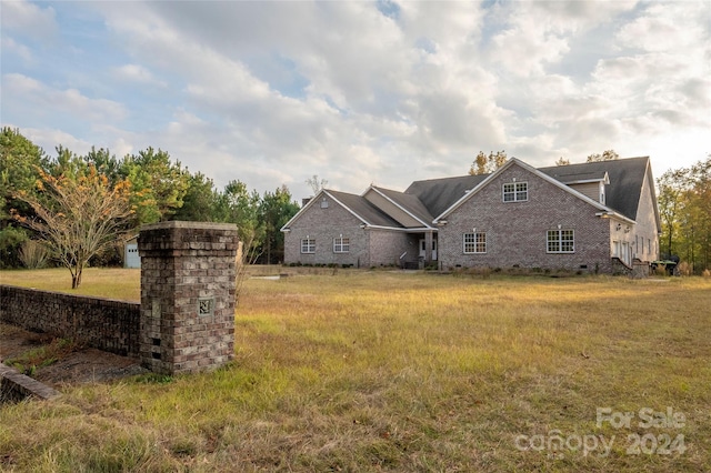 view of front of property featuring a front lawn