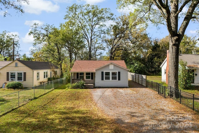 single story home featuring a front lawn