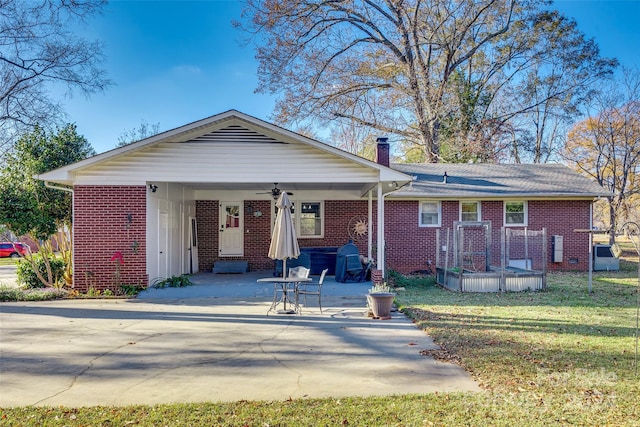 view of front of house featuring a carport and a front yard