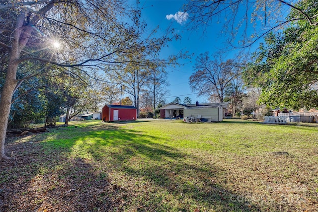 view of yard featuring a shed