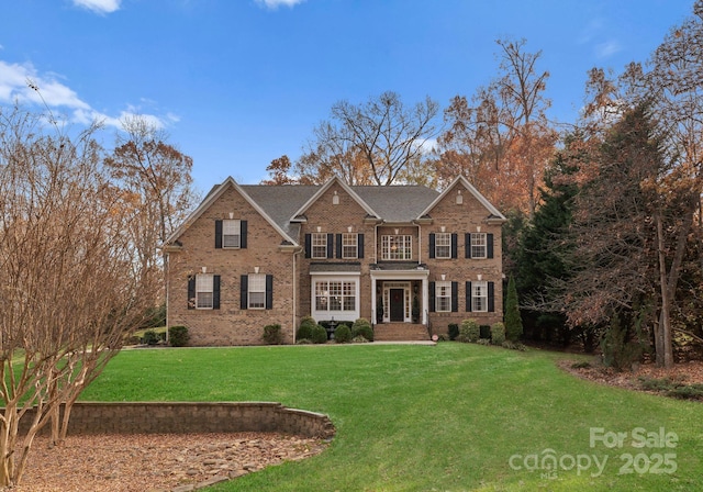 view of front of property featuring a front lawn