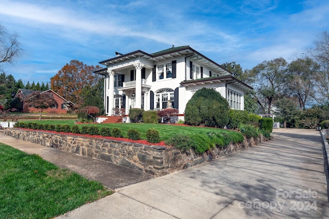 view of front of home with a front yard