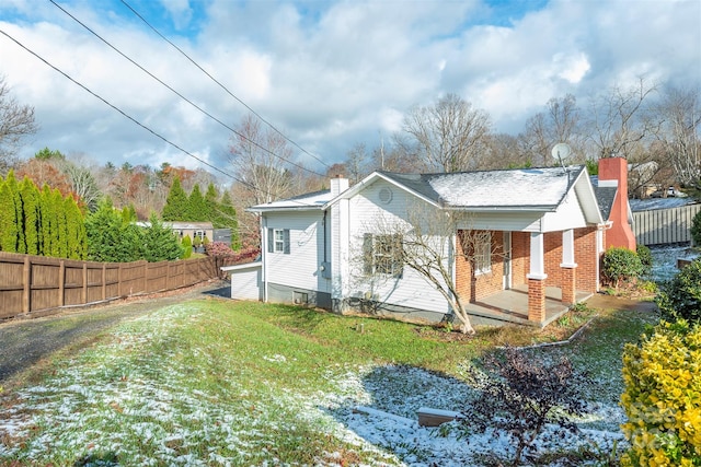 view of side of property featuring a lawn