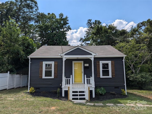 bungalow featuring a front yard