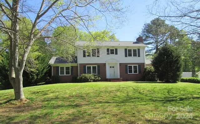 colonial home featuring a front yard