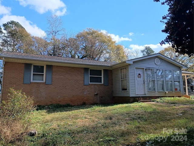 view of front of home featuring a front yard