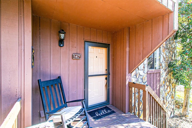 property entrance featuring a porch