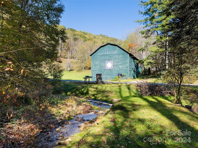 view of yard featuring an outbuilding