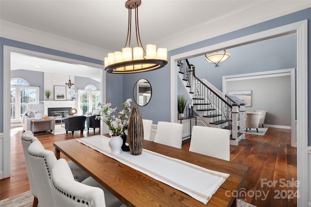 dining area featuring ornamental molding, dark hardwood / wood-style flooring, and a notable chandelier