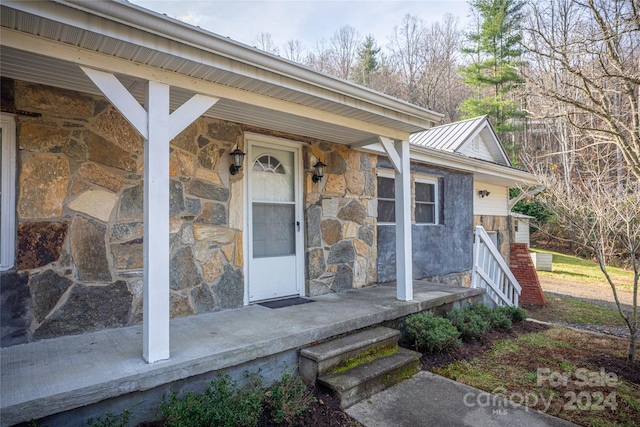 entrance to property featuring covered porch