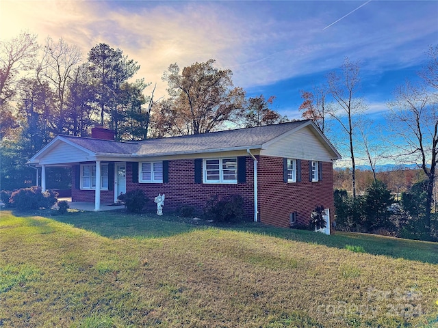 single story home with a lawn