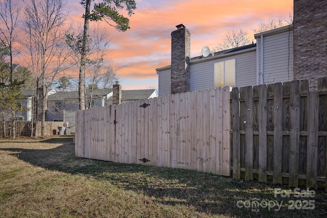 5300 Fair Wind Ln, Charlotte, NC 28212 - yard at dusk featuring fence