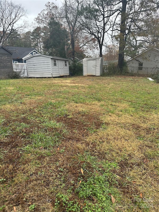 view of yard with a storage unit