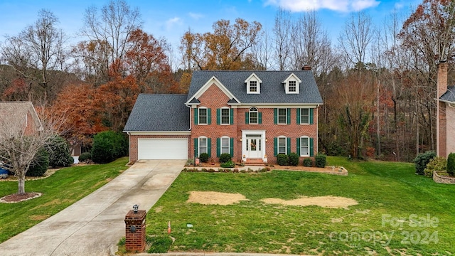 view of front of property featuring a front yard