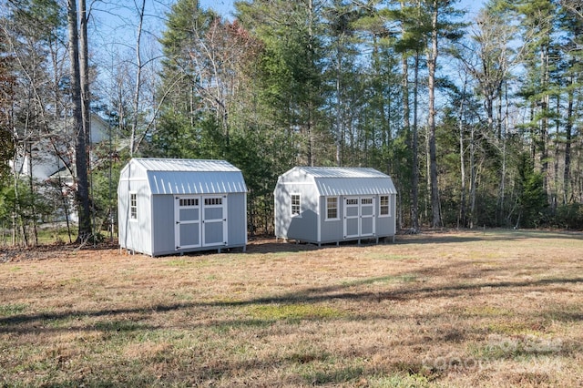 view of yard with a storage shed