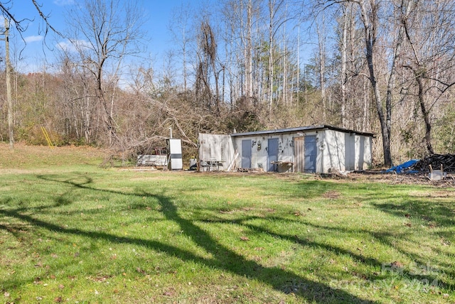 view of yard featuring a shed