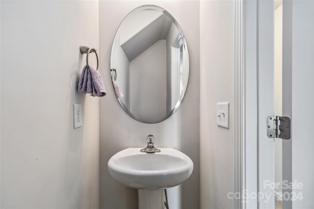 bathroom featuring sink