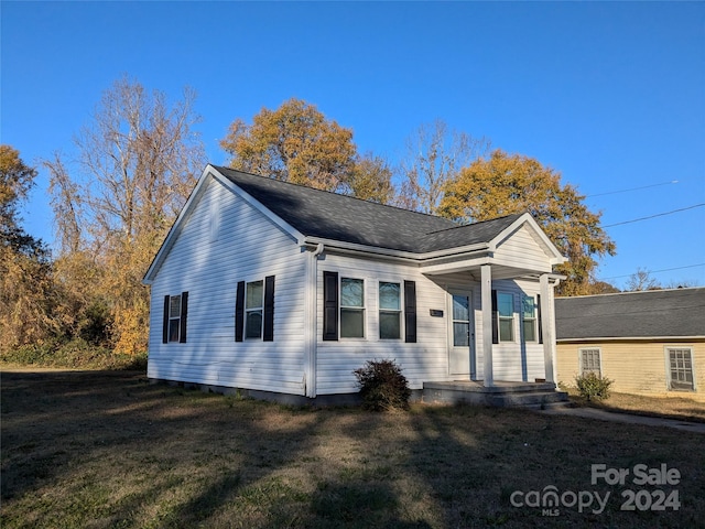 view of front of home featuring a front lawn