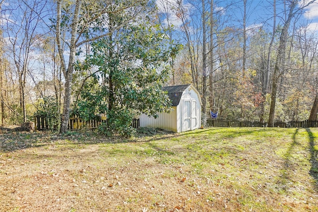 view of yard featuring a storage shed