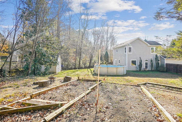 view of yard featuring a shed