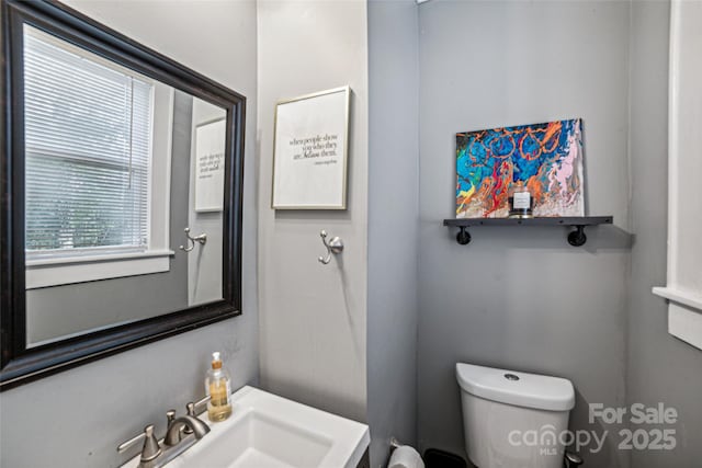 bathroom featuring toilet and sink