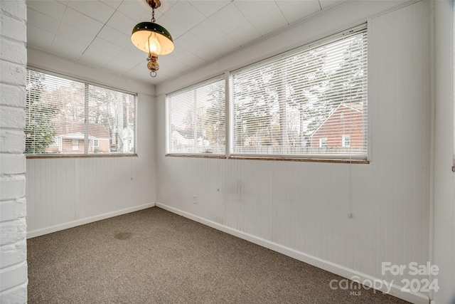 empty room featuring carpet floors and ornamental molding