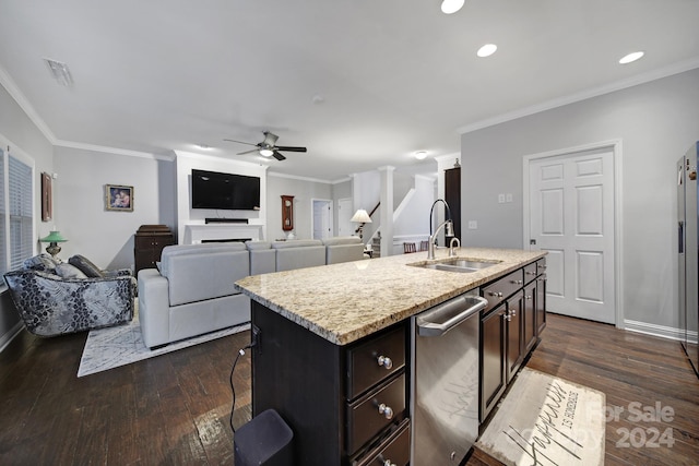 kitchen featuring ceiling fan, sink, dark wood-type flooring, crown molding, and a kitchen island with sink