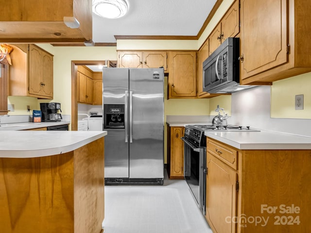 kitchen featuring kitchen peninsula, a textured ceiling, stainless steel appliances, and ornamental molding