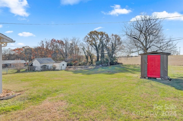 view of yard with a shed