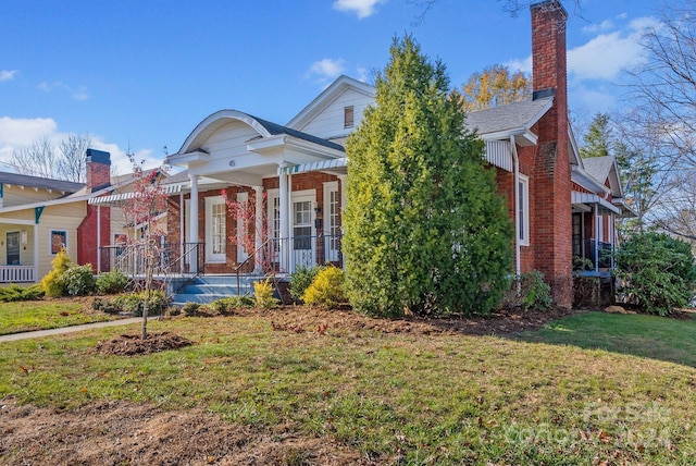 view of front of house featuring a porch and a front yard