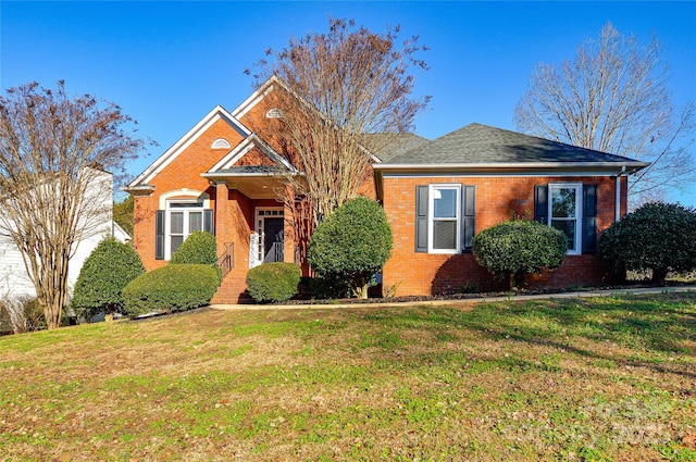 view of front of house featuring a front lawn