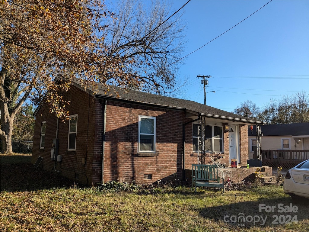 view of front facade featuring a front yard