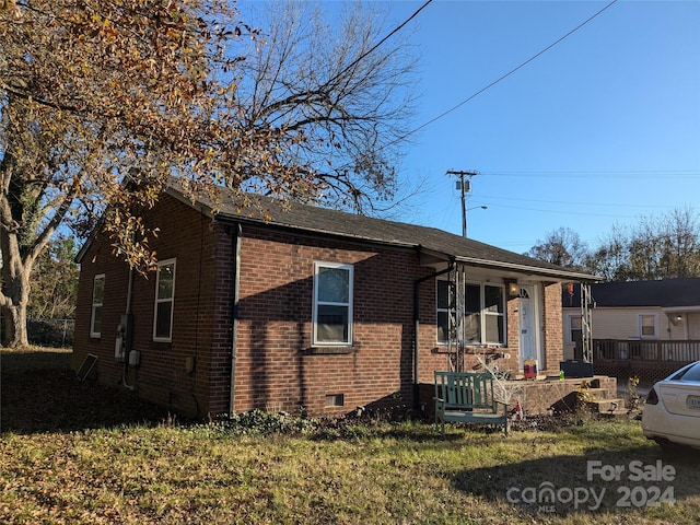 view of front facade featuring a front yard