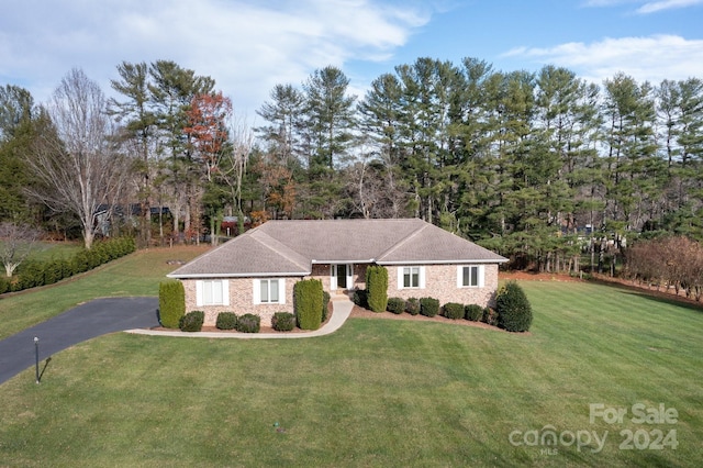 ranch-style home featuring a front lawn