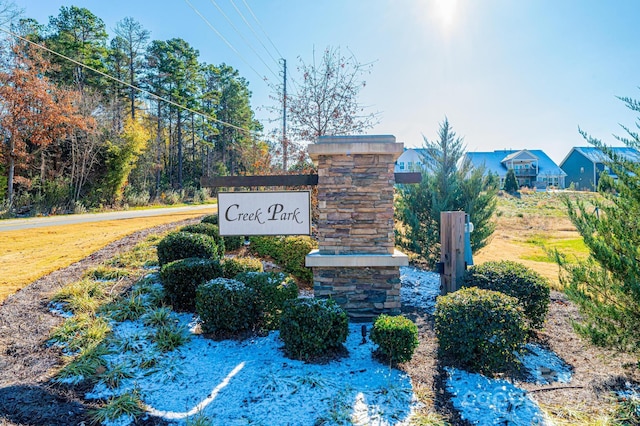 view of community / neighborhood sign