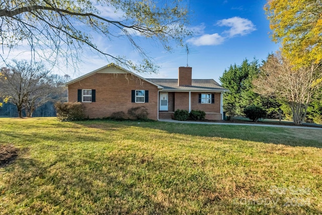 single story home featuring a front yard