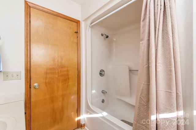 bathroom with shower / bath combo