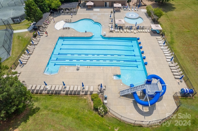 view of swimming pool