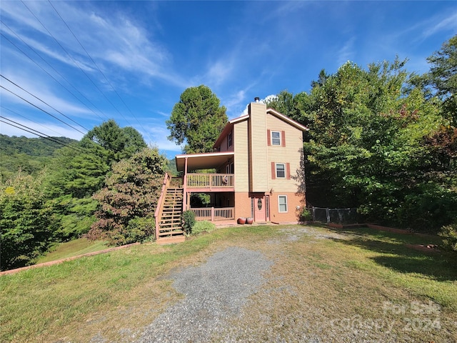 view of front of home with a front lawn