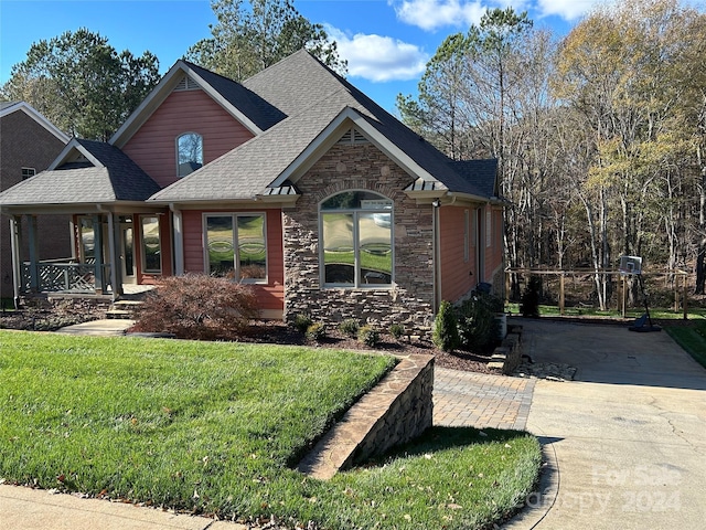 view of front facade featuring covered porch and a front yard