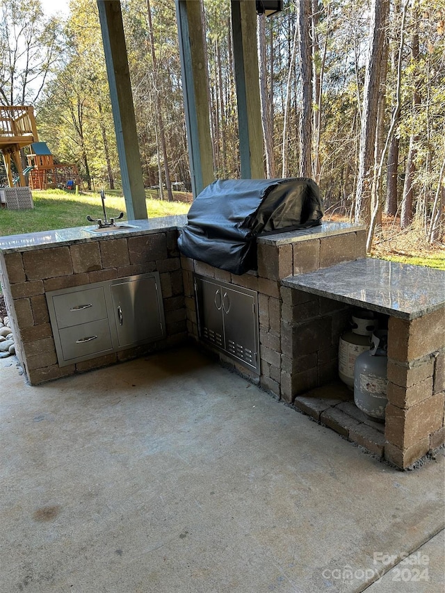 view of patio / terrace with a grill and an outdoor kitchen