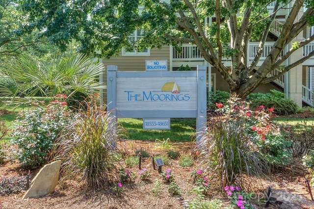 view of community / neighborhood sign